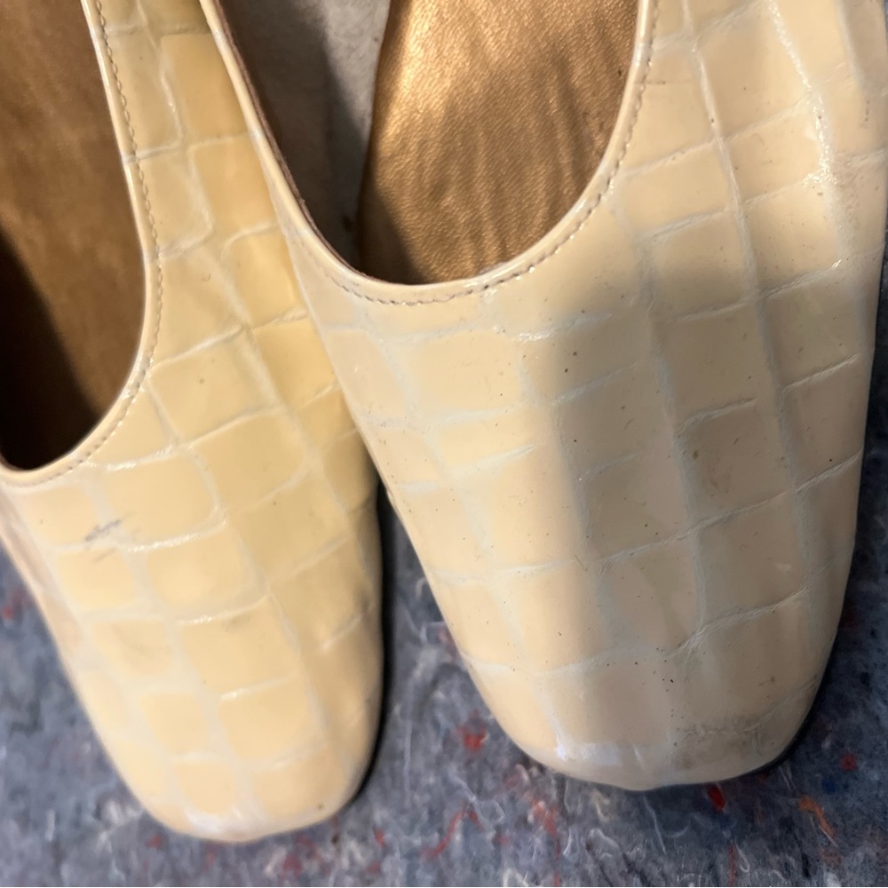 Cream Embossed 10W - Picture 2 of 9